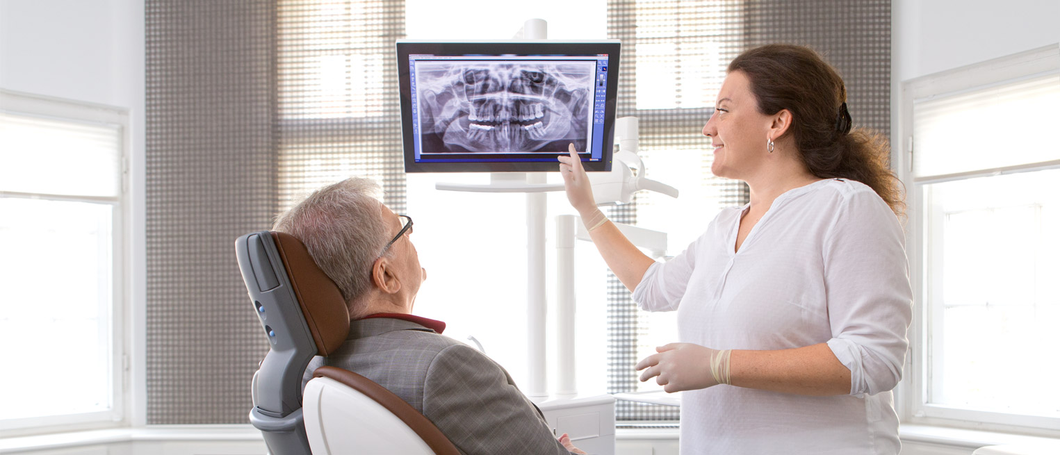 Zahnärztin Juliane Natusch berät Patient über Implantologie.